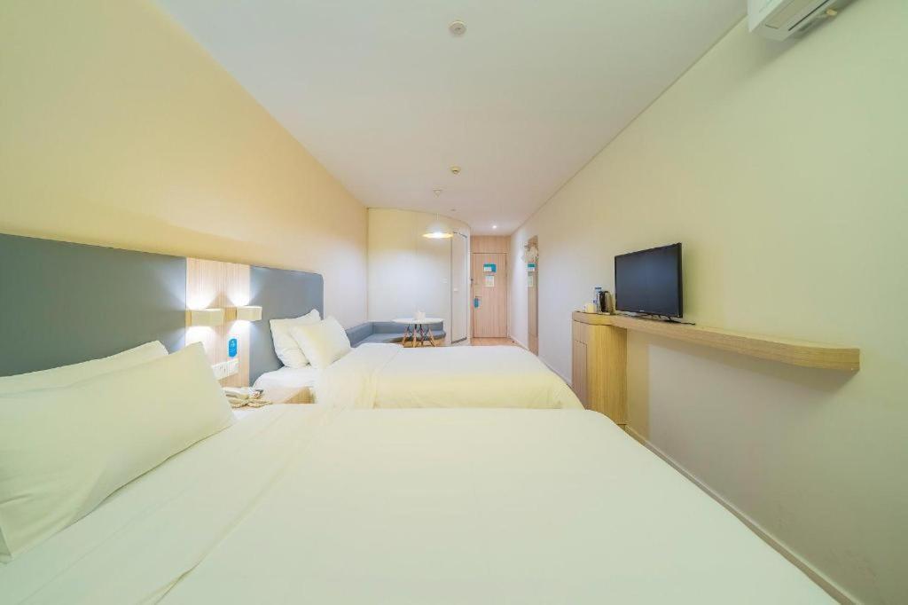 Hanting Xujiahui Metro Station Hotel