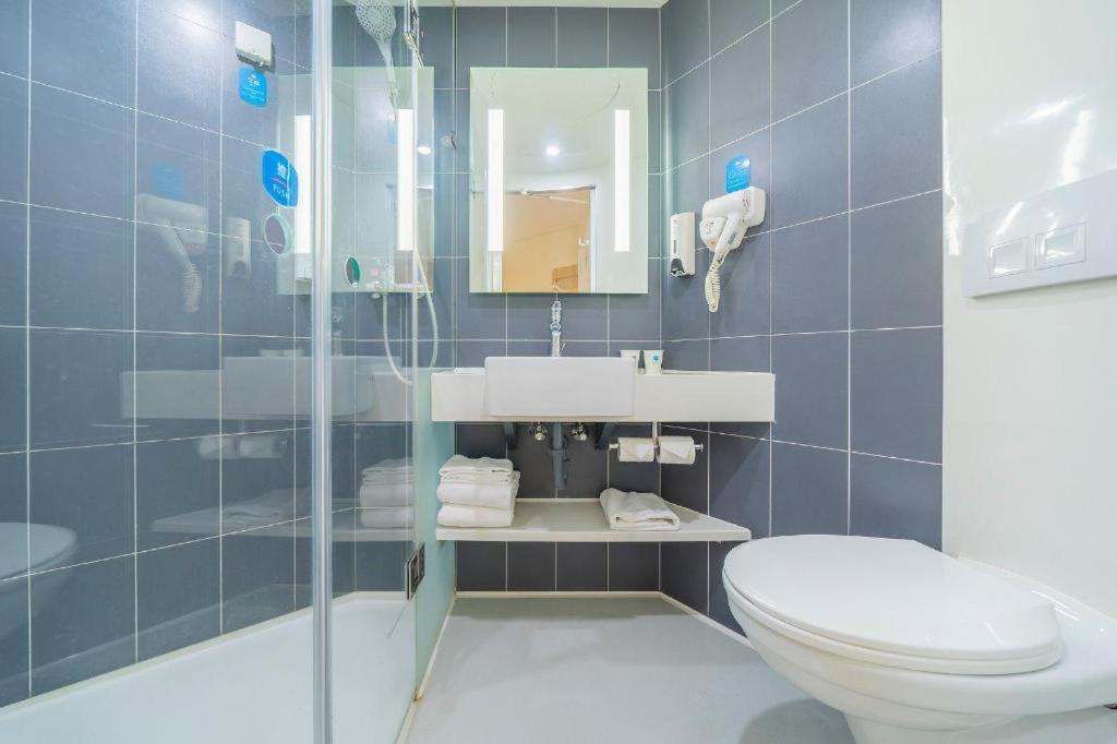 Hotel Hanting Xujiahui Metro Station 2*