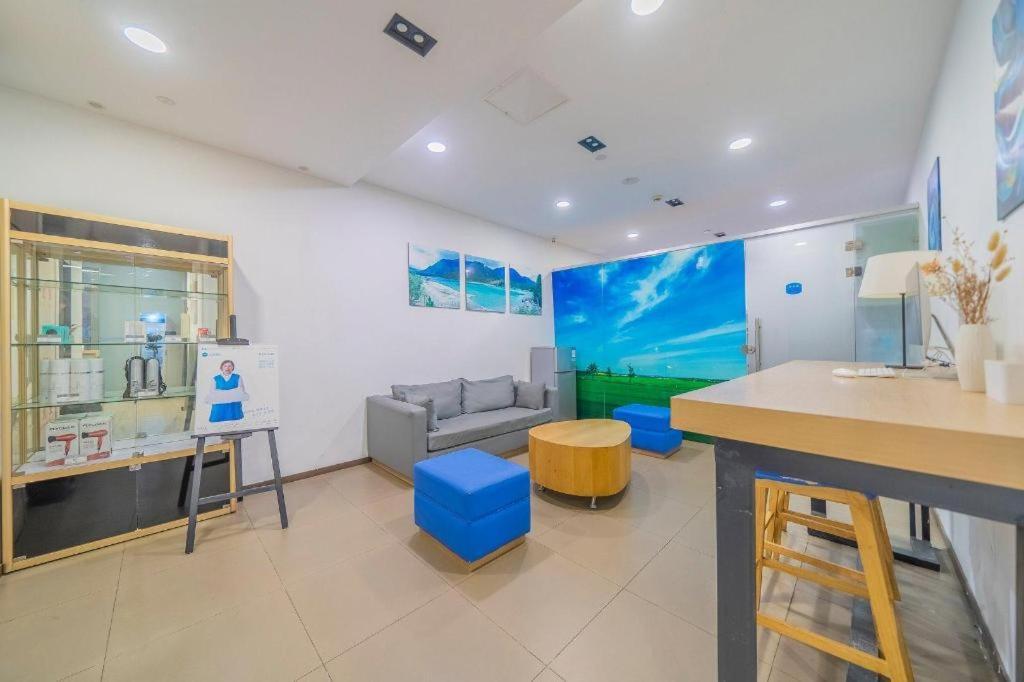 Hanting Xujiahui Metro Station Hotel 2*